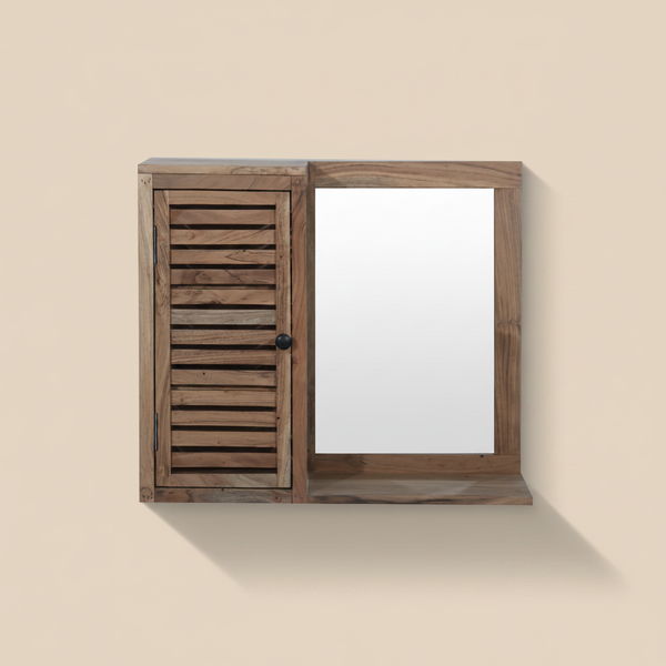Specchio Leeds in acacia con anta a persiana su sfondo beige con ombra