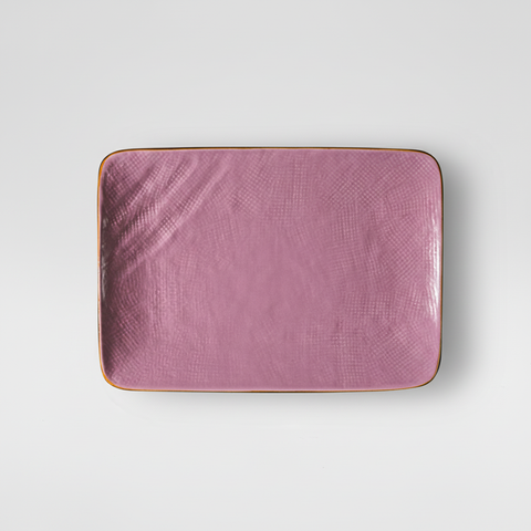 Piatto rosa rettangolare su sfondo grigio