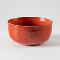 Ciotola terracotta ceramica su sfondo grigio con ombra