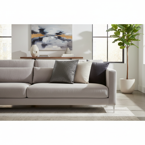 Cuscino lurex grigio glamour su divano elegante