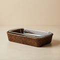 Cesta rettangolare in rattan con inserto pyrex in vetro borosilicato su sfondo beige