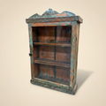 Pensile originale vintage legno multicolore su sfondo beige
