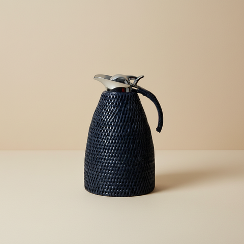 Thermos con rivestimento rattan blu e top acciaio cromato su sfondo beige