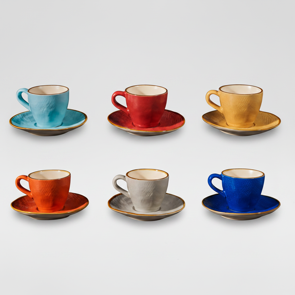 Set 6 tazze espresso colorate su sfondo grigio con ombra