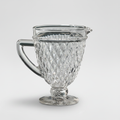 Caraffa in vetro su sfondo grigio con ombra