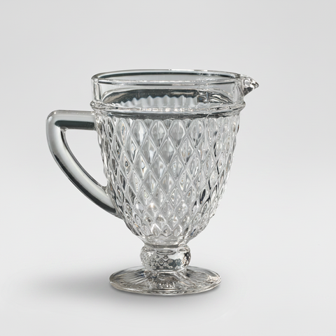 Caraffa in vetro su sfondo grigio con ombra