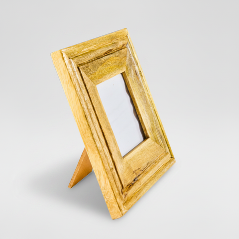 Cornice in legno su sfondo grigio con ombra