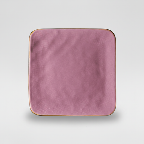 Piatto rosa quadrato su sfondo grigio con ombra