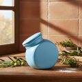 Vaso ceramica azzurra in cucina mediterranea