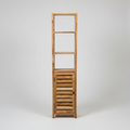 Scaffalino in legno su sfondo grigio chiaro minimal