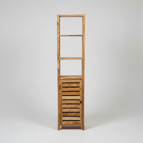 Scaffalino in legno su sfondo grigio chiaro minimal