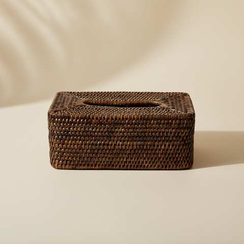 Portafazzoletti in rattan intrecciato su sfondo beige