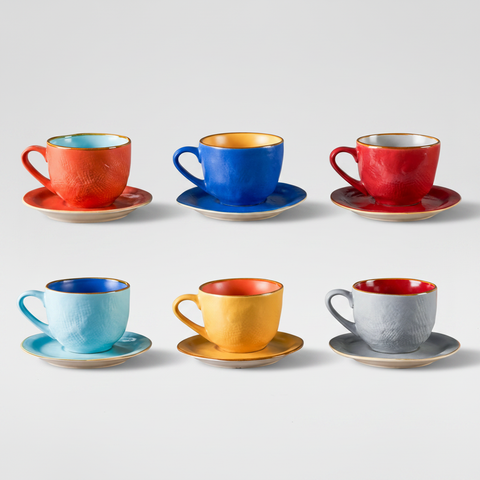 Set 6 tazze con piattino colorate su sfondo grigio con ombra