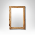 Specchio con cornice in teak naturale live-edge su sfondo grigio con ombra