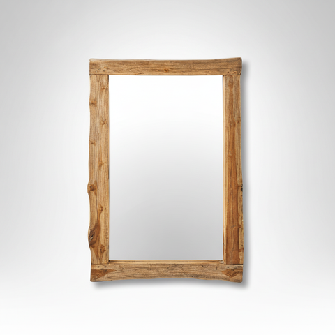 Specchio con cornice in teak naturale live-edge su sfondo grigio con ombra