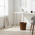 Cestino gettacarte in rattan in ufficio moderno