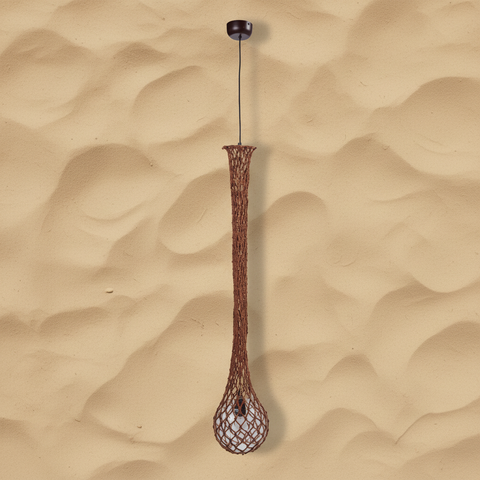 Lampadario in juta su sfondo beige sabbia neutro