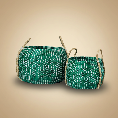 Set di due cesti in seagrass verde su sfondo beige con ombra marcata