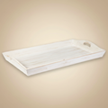 Vassoio rettangolare in legno bianco anticato su sfondo beige