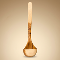 Mestolo in legno d'ulivo su sfondo beige caldo