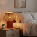 Lampada Giamaica su comodino in camera da letto moderna