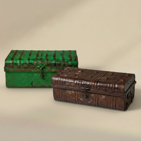 Set 2 bauli in ferro vintage verde e marrone su sfondo beige con ombra