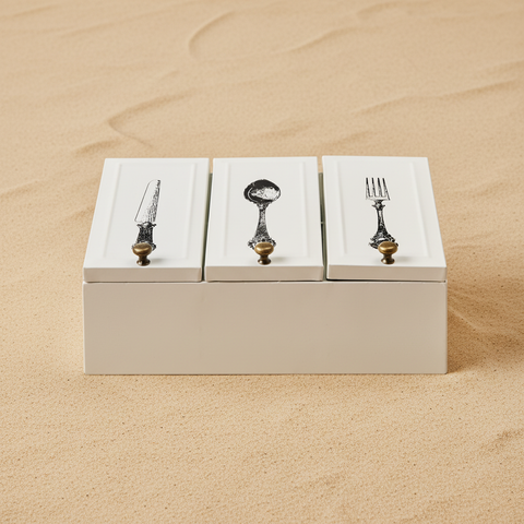 Porta posate bianco su sfondo beige sabbia neutro