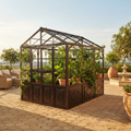 Serra in ferro originale su terrazza mediterranea con piante