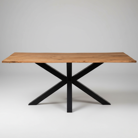 Tavolo pranzo industrial su sfondo grigio chiaro minimal