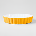 Stampo crostata ceramica gialla su sfondo grigio con ombra