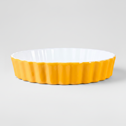 Stampo crostata ceramica gialla su sfondo grigio con ombra