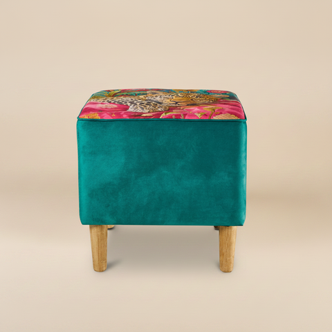 Pouf Malindi Quadrato Leopardo su sfondo beige con ombra