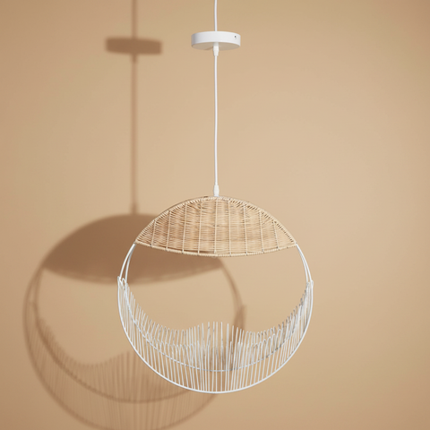 Lampada sospensione rattan e metallo bianco sfondo beige