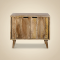 Credenza Leeds in mango con linee decorative su sfondo beige con ombra