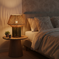Lampada Giamaica su comodino in camera da letto moderna