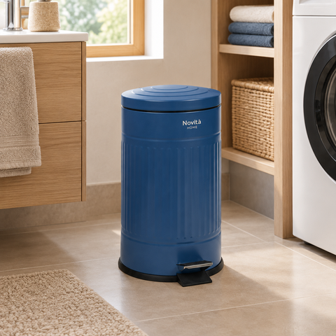 Pattumiera Daily Trash Blue Fusion rotonda ambientata in una lavanderia contemporanea