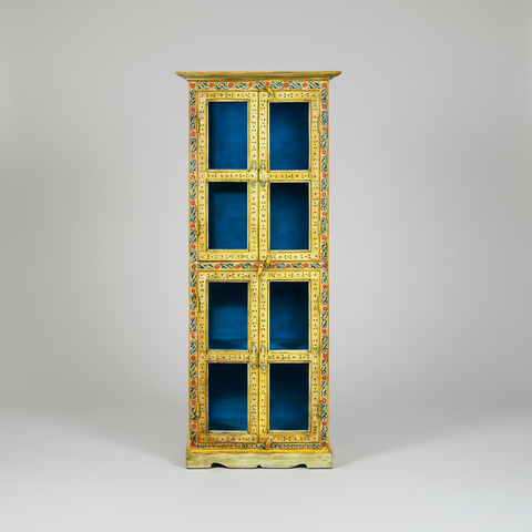 Vetrina decorata su sfondo grigio chiaro minimal