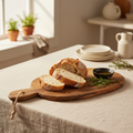 Tagliere Ovale Legno Riciclato – ambientato con pane e erbe