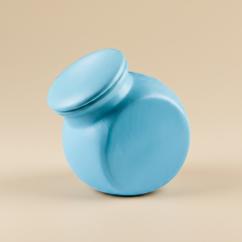 Vaso ceramica azzurra su sfondo beige con ombra