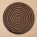 Sottopiatto rotondo spirale naturale e nero su sfondo beige