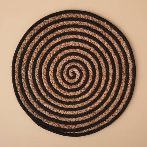 Sottopiatto rotondo spirale naturale e nero su sfondo beige