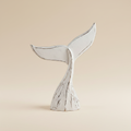 Scultura coda di balena in legno bianco su sfondo beige con ombra
