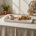 Vassoio rettangolare in legno bianco anticato in ambientazione lifestyle
