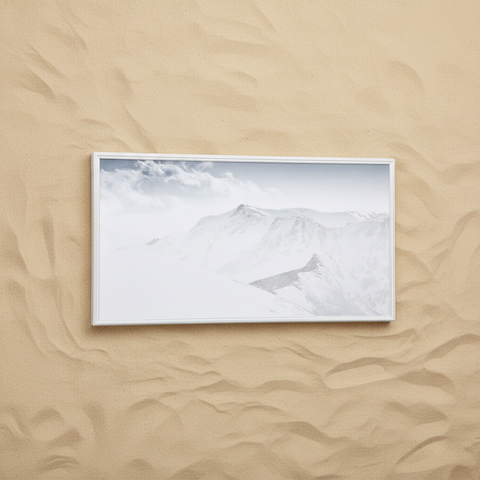 Stampa dusted mountain montagne innevate con cornice bianca su sfondo neutro beige