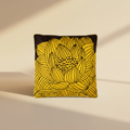 Cuscino Embroidery Fiore di Lotus Giallo sfondo beige