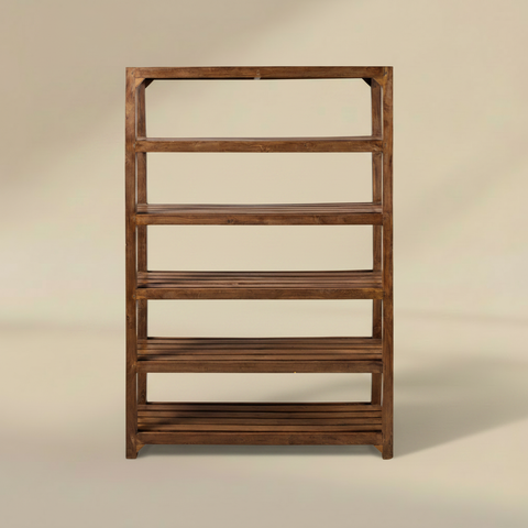 Scaffale 5 ripiani in legno riciclato su sfondo beige con ombra