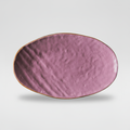 Piatto ovale rosa su sfondo grigio con ombra