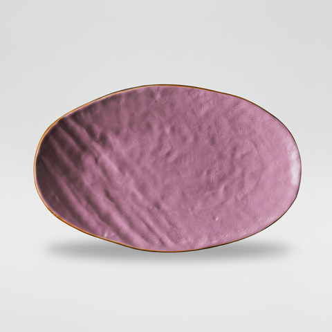 Piatto ovale rosa su sfondo grigio con ombra