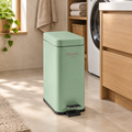 Pattumiera Daily Trash verde salvia ambientata in una lavanderia contemporanea