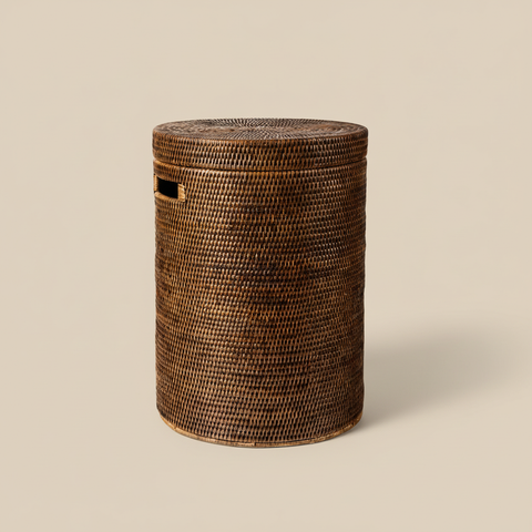 Cesta porta biancheria in rattan con coperchio su sfondo beige neutro